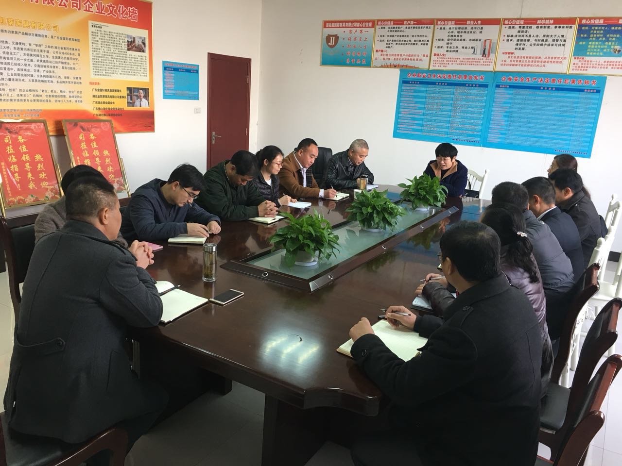 11月28日，市政协党组书记、主席洪再林到金凯蒂有限公司召开学习十九大座谈会。.jpg