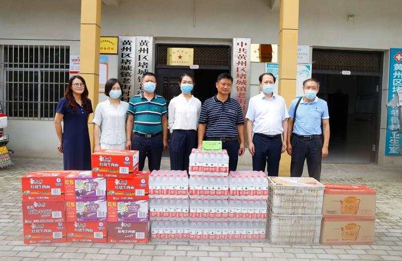 5图：童劲松捐赠救灾物资.jpg