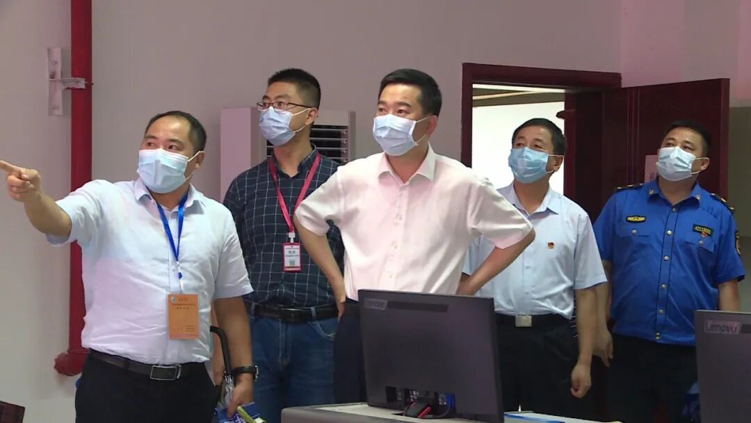 3图：武穴市领导部署保高考工作.左一为李果..jpg