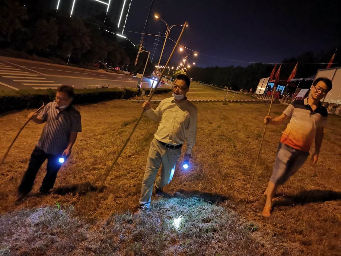 2图：突击队夜巡长江江堤，左一为胡红军.jpg
