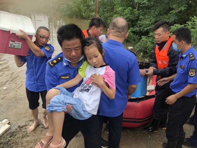 4图：宋鸿飞（抱小孩）在转移群众.jpg