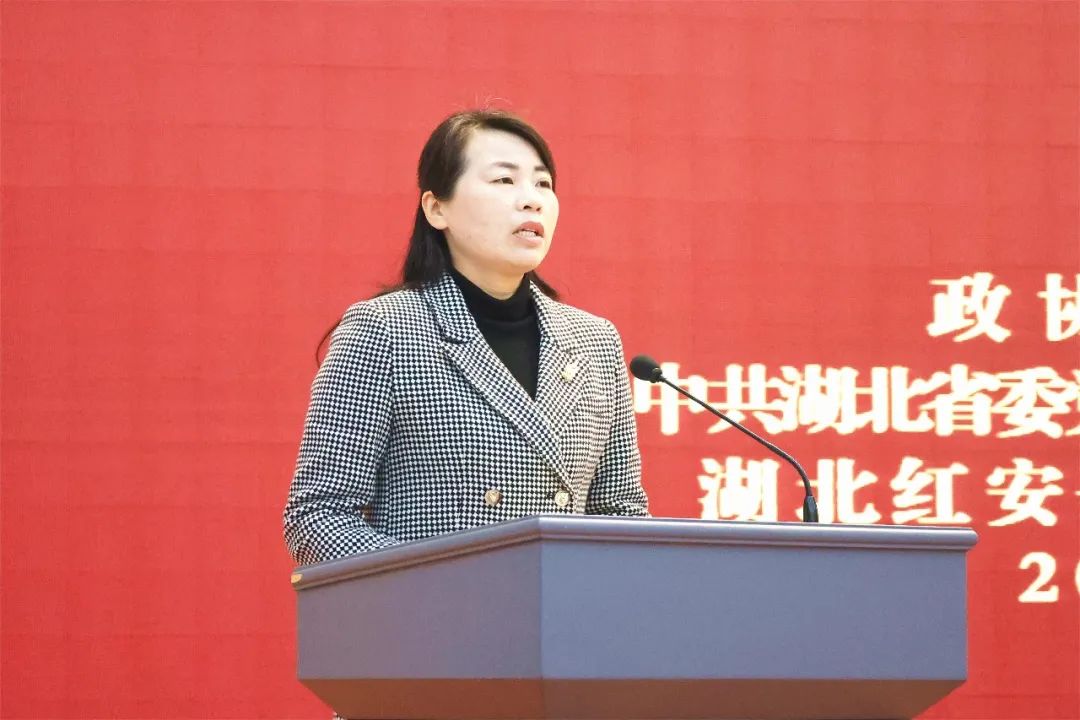 0330  省政协委员杨金叶在省政协新任委员学习培训班上作结业交流发言.jpg